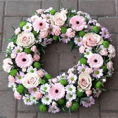 A Rose and Germini Loose Wreath in Pink
